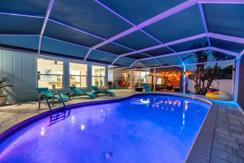 NEW! Blue Iguana! Tropical backyard oasis with heated pool, hot tub, fire table, and more! House in Bradenton