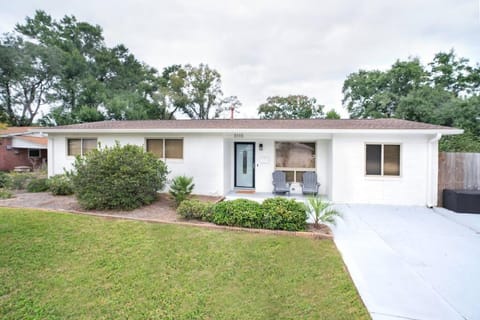 Peaceful Getaway w/ Hot Tub & Pool Near Downtown House in East Pensacola Heights
