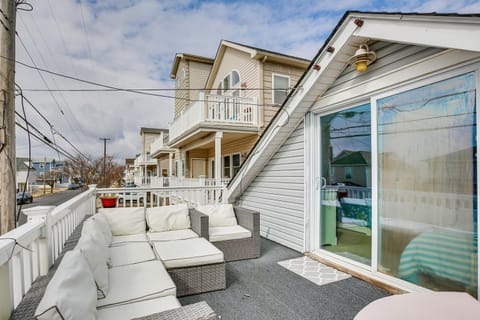 Wildwood Retreat with 2 Balconies 5 Blocks to Beach House in Wildwood