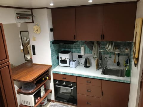 Stay in Manila, Cambridge Village Apartment in Pasig