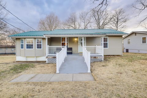 Pet-Friendly Home in Warsaw with Furnished Deck! House in Lake of the Ozarks