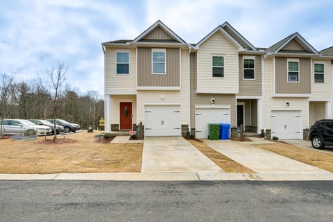 Southeast Greenville Townhome about 7 Mi to Downtown! Casa in Greenville