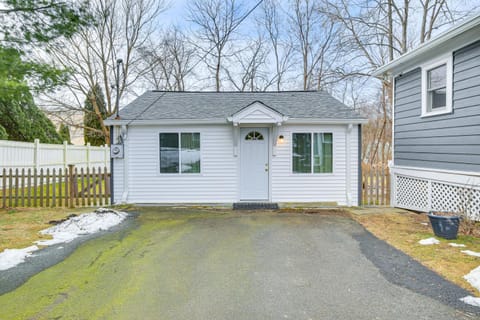 Ridgefield Cottage Walk to Town and Movie Theater! Haus in Ridgefield