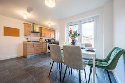 Dining area, kitchen