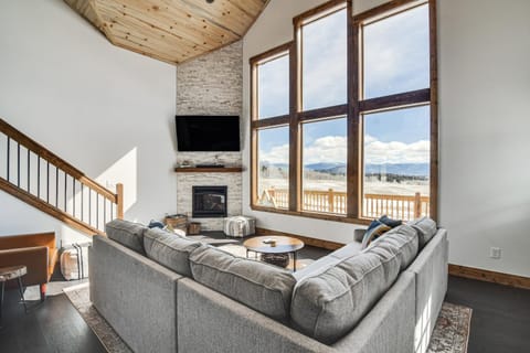 Meadowlark Mountain Club with Views of the Rockies House in Park County