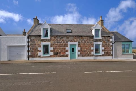 Cliff Top Cottage with Sea Views Appartement in Portknockie