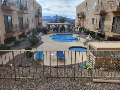 1st Floor Condo in the Desert w/ Pool, Spa & BBQ Apartment hotel in Lake Havasu City