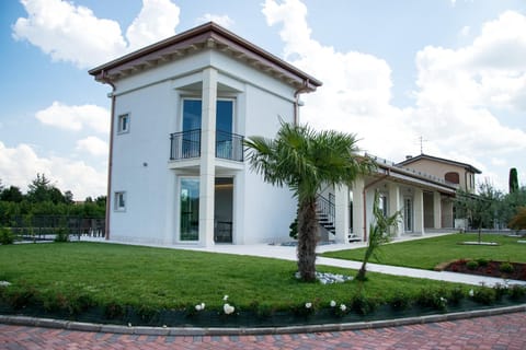 Agriturismo La Torretta Estancia en una granja in Lake Garda