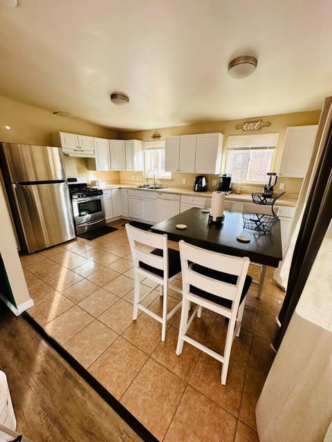 Kitchen or kitchenette, Dining area, dishwasher, minibar, pet friendly, stove, toaster