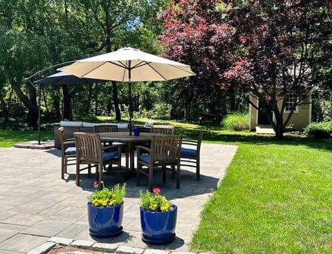 Patio, Dining area, Garden view