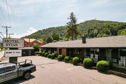 Property building, Day, Neighbourhood, Natural landscape, Mountain view, Street view, Location, Parking