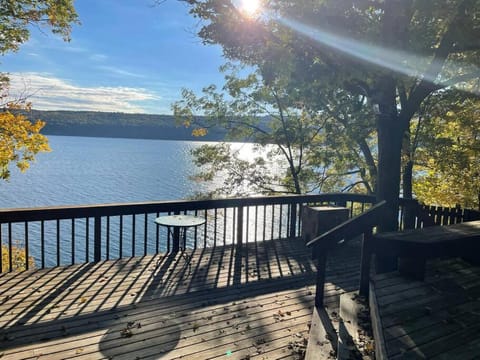 Lake house w/ indr pool and jacuzzi House in Canandaigua Lake