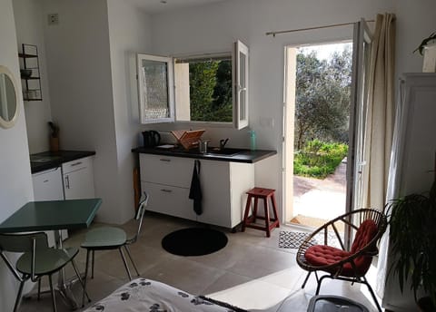 Charmant petit studio avec jardin et piscine Bed and Breakfast in Nimes