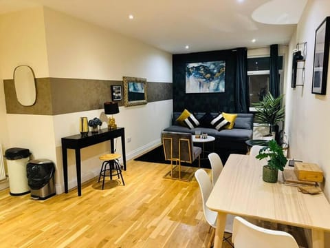 Mesh Accommodation Ashford Town Centre 2 Bed Apartment for Contractors, Families, Relocators with Parking Apartment in Ashford