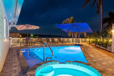 NEW! Dolphin Bay! Canal front, pool & spa, game room! House in Cortez