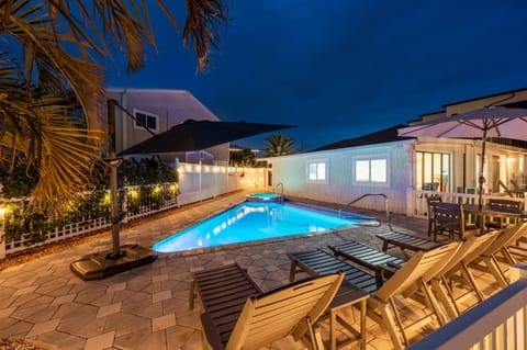 NEW! Dolphin Bay! Canal front, pool & spa, game room! Haus in Cortez