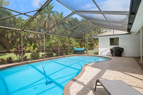 Jerry's Gem! Beautiful private pool home near Anna Maria Island! House in Bradenton