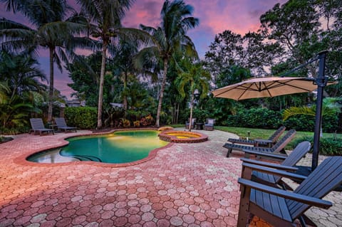 Nautical Escape! Private pool home with a tropical backyard oasis! House in Bradenton