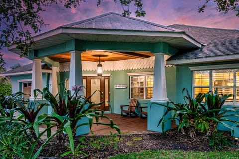 Nautical Escape! Private pool home with a tropical backyard oasis! House in Bradenton