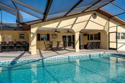 Lake O' Woods! Gated private pool home! House in Bradenton