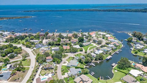 Manatee House! Pool home minutes away from AMI with private boat dock! House in Bradenton