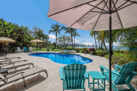 Palma Sola Bay House! Private Dock, Heated Pool & Spa, Game Room & More! Haus in Bradenton
