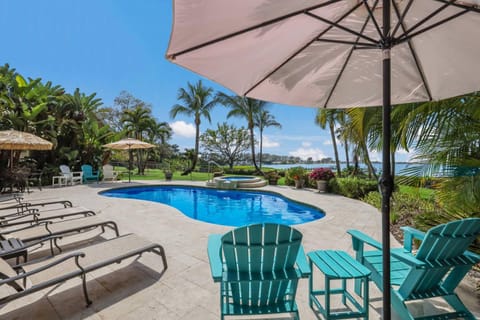 Palma Sola Bay House! Private Dock, Heated Pool & Spa, Game Room & More! Casa in Bradenton