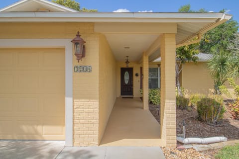 Sunny Days! Private pool home with spa, workspace, and high speed WiFi! House in Bradenton