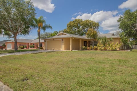 Sunny Days! Private pool home with spa, workspace, and high speed WiFi! House in Bradenton