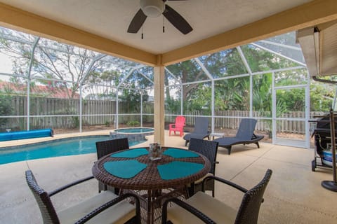 Sunny Days! Private pool home with spa, workspace, and high speed WiFi! House in Bradenton