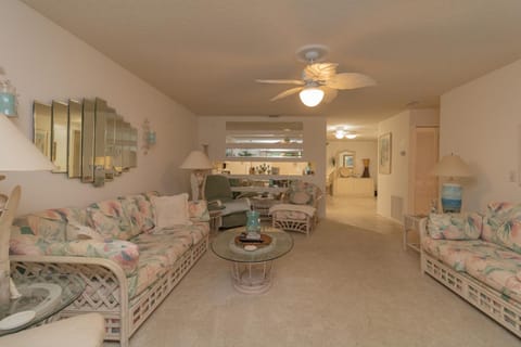 Sun Eagle Condo! Cozy condo with workspace and community pool! House in Longboat Key