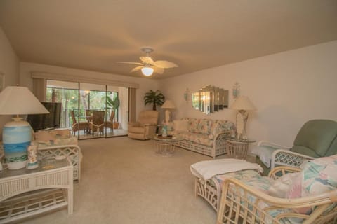 Sun Eagle Condo! Cozy condo with workspace and community pool! House in Longboat Key
