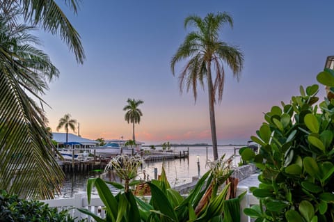 Royal Palm Paradise! Waterfront, Private Pool & Hot Tub, Boat Dock! Casa in Cortez