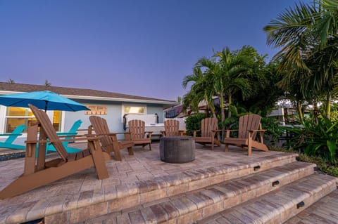 Royal Palm Paradise! Waterfront, Private Pool & Hot Tub, Boat Dock! Casa in Cortez