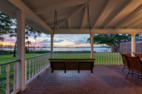 The Plantation House! Waterfront view! Free pool heat! Haus in Bradenton