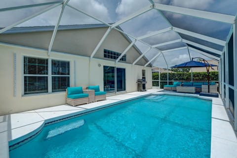 Turtle Bay Cottage! Cozy home with private pool! Water view! House in Bradenton