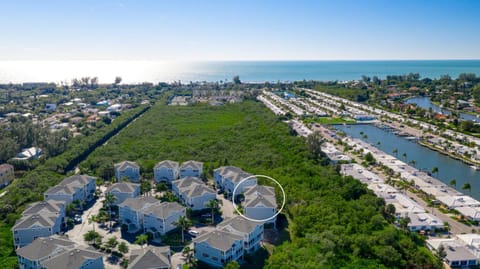 The Tree House! Beautiful townhome in Longboat Key with great amenities surrounded by nature! Casa in Longboat Key