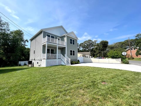 Beach House Cape May just 1 block from the Bay & a Short 5 minutes walk, Sleeps 19 House in Lower Township