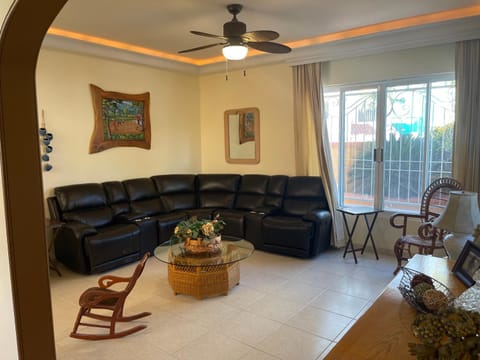 Medium Room in Bay view home Vacation rental in La Paz