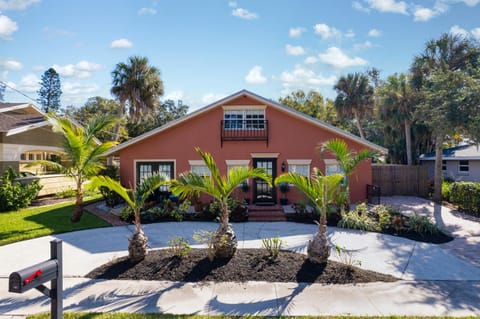 Villa Bella! Amazing pool home with cabana just minutes from downtown! Casa in Bradenton