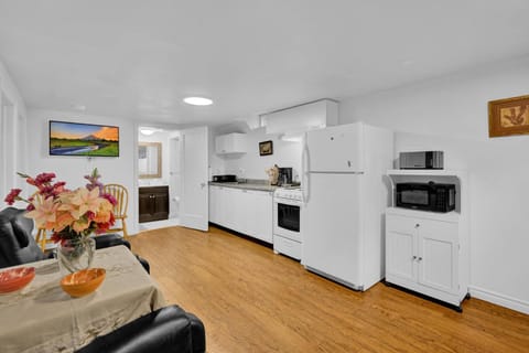 Cozy Lower Level 2BR Apartment Condo in Barrie