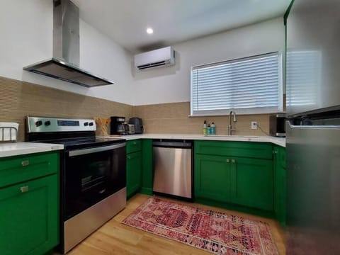 Kitchen or kitchenette, dishwasher, minibar, stove, toaster