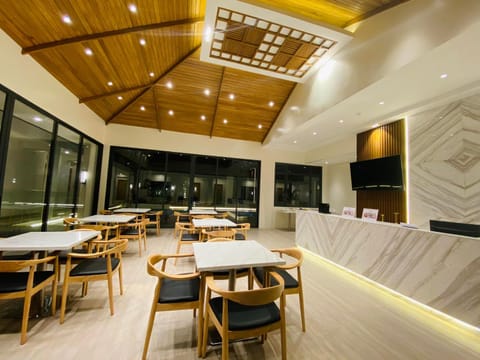 Restaurant/places to eat, Restaurant/places to eat, Seating area, Dining area