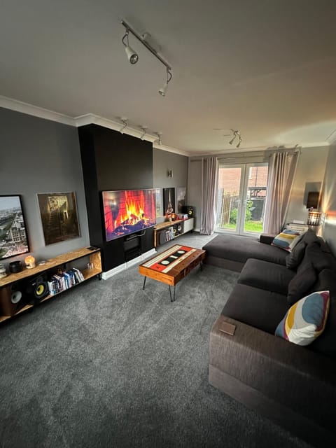 Communal lounge/ TV room, TV and multimedia, Living room, Seating area, Evening entertainment