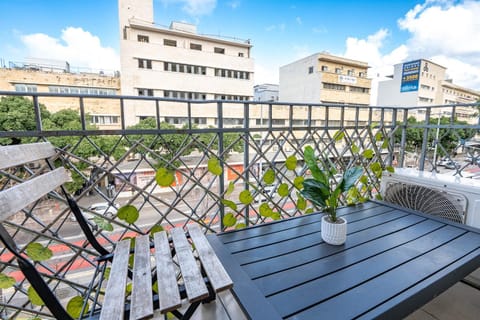 Property building, Day, Balcony/Terrace