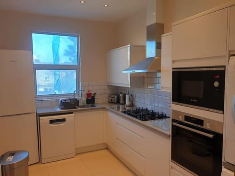 London Luxury 2 bedroom flat 4 mins to Ilford Stn Sleeps x8 Free Parking Condo in Ilford