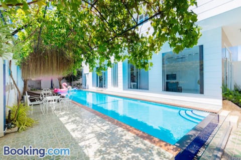 Property building, Patio, Day, Pool view, Swimming pool, sunbed