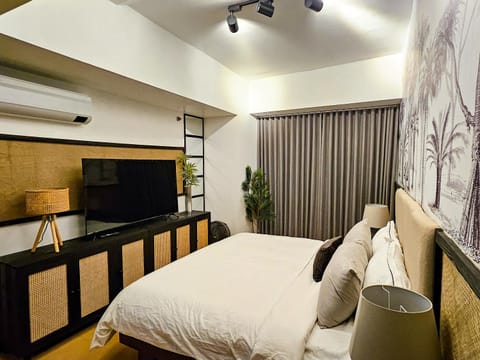 Bed, TV and multimedia, Bedroom