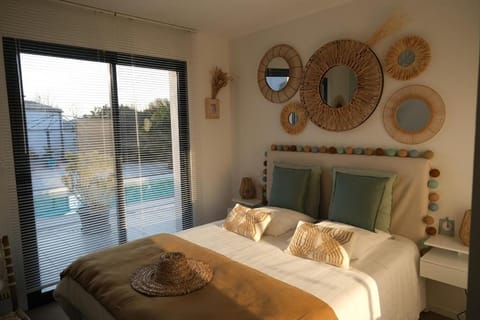 Bed, Photo of the whole room, Bedroom, Pool view, Swimming pool