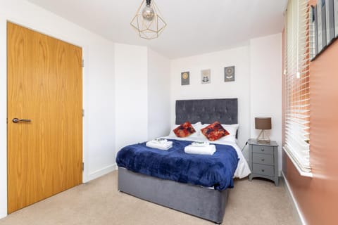Wakefield Centre - Short Walk From Westgate Station - Free Parking & Wi-Fi, Self Check-in, Balcony - Contractors Welcome House in Wakefield